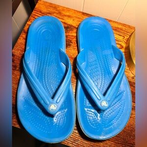 Crocs bright blue slightly used size 5 men’s size 7 women’s